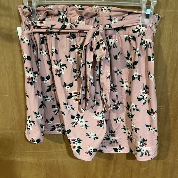 🌸💕Nwt Absolutely stunning pink floral short set with cropped swing top - Picture 2 of 7